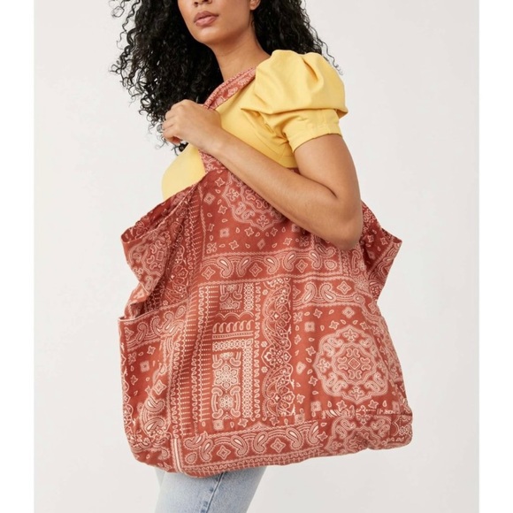 đĽNWT Free PeopleđĽ Organic Veg Dyed 
Printed Tote Bandana MSRP $68 - Picture 2 of 5